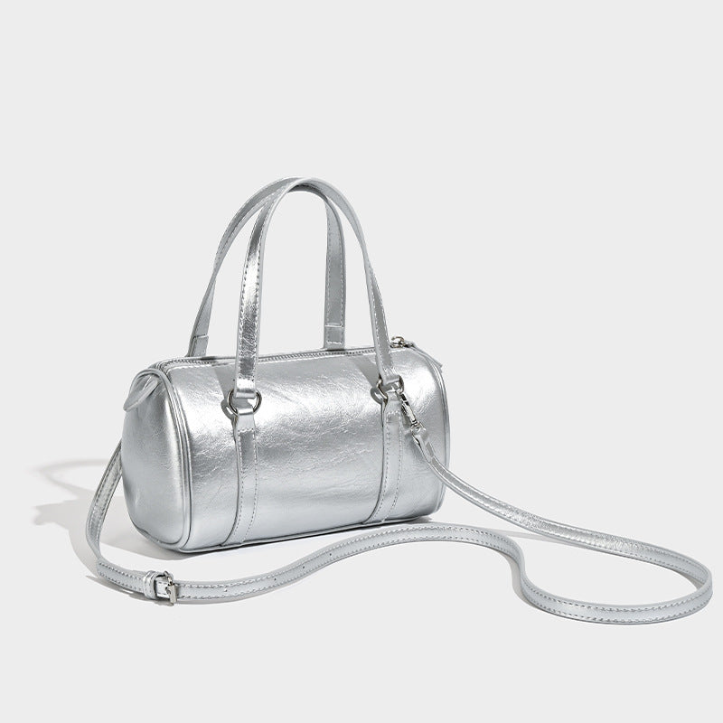 Silberfarbene Mini-Tasche in Zylinderform mit geknautschter Lederoptik, Tragegriffen oben und silberfarbenen Beschlägen, Detailansicht 2