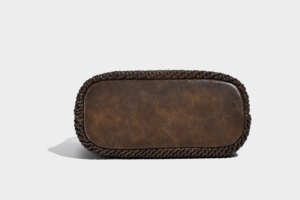 Strukturierte Beuteltasche mit Webstruktur, geknotetem Tragegriff, vorderer Klappentasche und abnehmbarem Crossbody-Riemen in Silberoptik