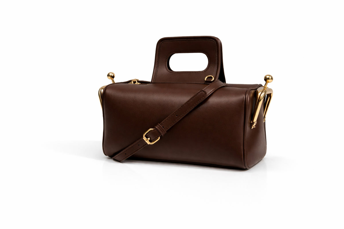 Kompakte dunkelbraune Henkeltasche in Lederoptik mit goldfarbenem Rahmenbeschlag und abnehmbarem, verstellbarem Crossbody-Riemen