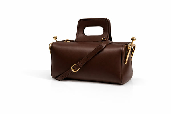 Kompakte dunkelbraune Henkeltasche in Lederoptik mit goldfarbenem Rahmenbeschlag und abnehmbarem, verstellbarem Crossbody-Riemen