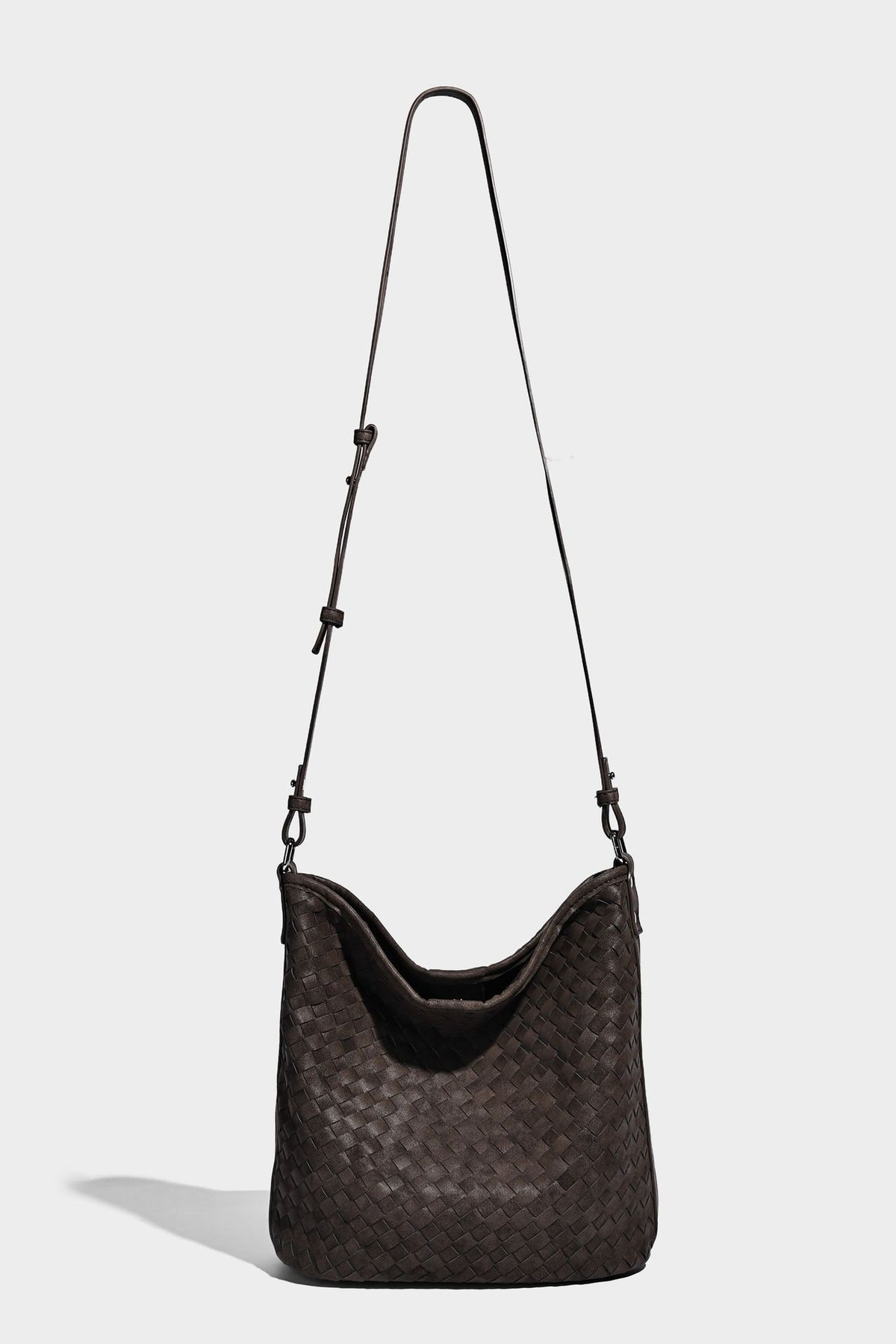 Lässig fallende Hobo-Schultertasche aus geflochtenem Material mit Korbgeflecht-Optik, angesetztem Mini-Täschchen vorne und verstellbarem Knotenträger, Detailansicht