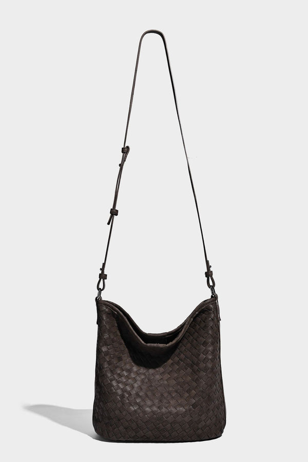 Lässig fallende Hobo-Schultertasche aus geflochtenem Material mit Korbgeflecht-Optik, angesetztem Mini-Täschchen vorne und verstellbarem Knotenträger, Detailansicht