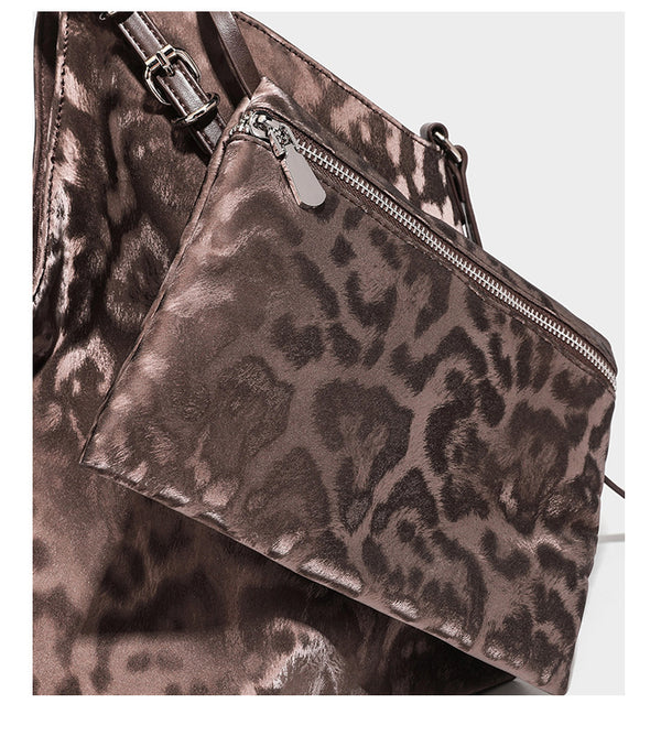 Große, glänzende Hobo-Schultertasche mit Leopardenprint, abnehmbarem Reißverschlusstäschchen und silberfarbenem Seestern-Anhänger, Detailansicht