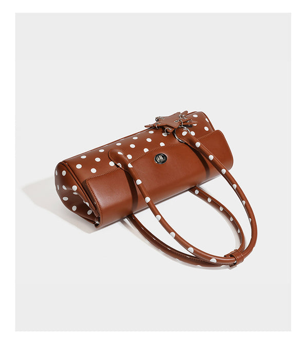 Strukturierte Baguette-Tasche mit Polka-Dot-Muster, glänzender Lederoptik, zwei Tragegriffen, silberfarbener Drehverschlussklappe und