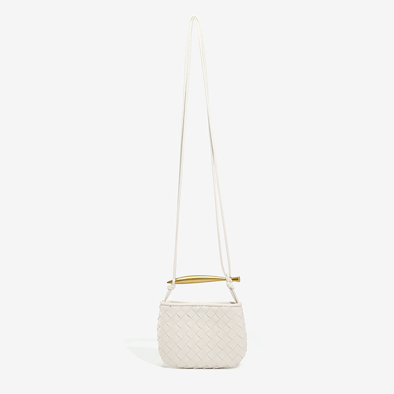 Mini-Crossbody-Etui mit gewebter Rautenstruktur, geschwungenem Henkel in Goldoptik und schmalem Kordelriemen, Detailansicht 7