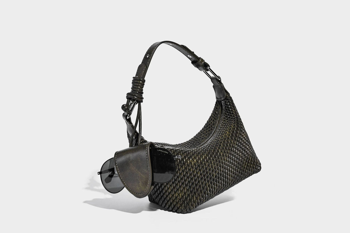 Hobo-Schultertasche in Halbmondform mit Webstruktur, geknotetem Tragegriff, befestigter kleiner Tasche mit Überschlag und verstellbarem Riemen in warmem