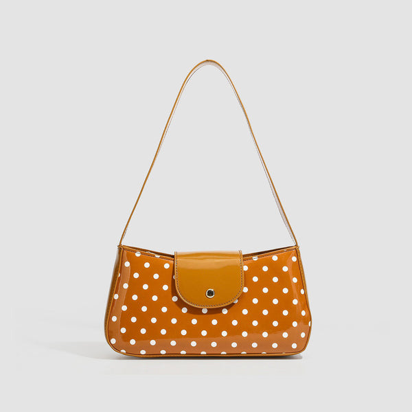Strukturierte Baguette-Schultertasche mit Punkten und glänzender Lackoptik, Druckknopfklappe und goldfarbenen Beschlägen, Detailansicht