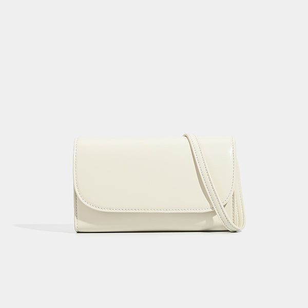 Kleine, strukturierte Crossbody-Tasche in Lederoptik mit Überschlag, Druckknopfverschluss und silberfarbenen Metalldetails, Detailansicht 8