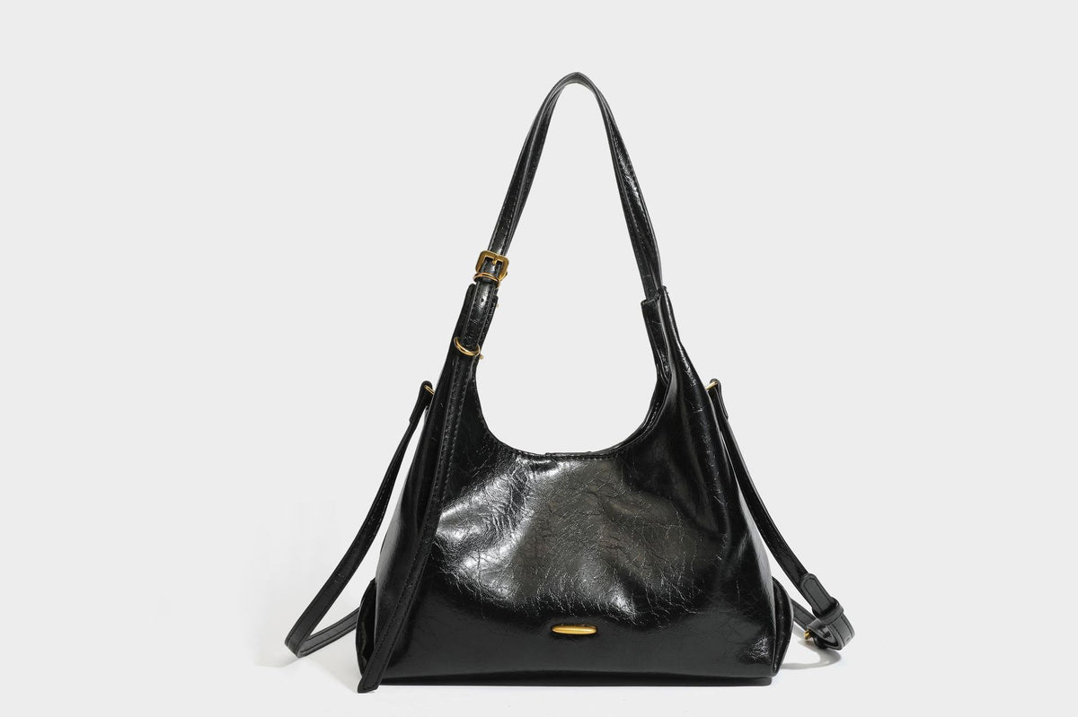 Locker fallende Hobo-Schultertasche mit offenem Oberteil aus glänzendem, geknautschtem Lederimitat in Dunkelbraun, mit schmalem verstellbarem Riemen und goldfarbenem