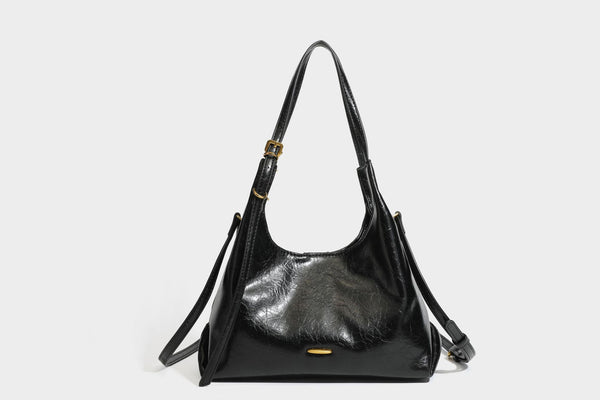 Locker fallende Hobo-Schultertasche mit offenem Oberteil aus glänzendem, geknautschtem Lederimitat in Dunkelbraun, mit schmalem verstellbarem Riemen und goldfarbenem