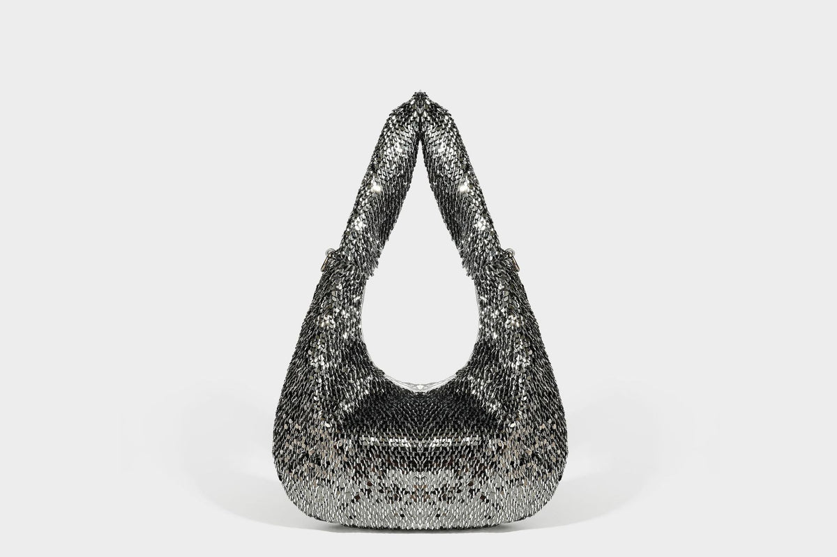 Hobo-Schultertasche in lässiger Tropfenform mit durchgehendem Metallic-Paillettenbesatz und silberfarbenen Beschlägen, Detailansicht 42