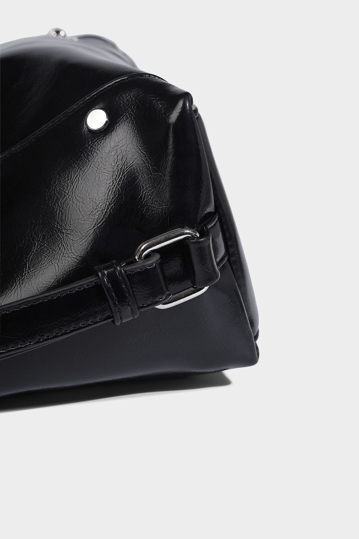 Glänzend schwarze Hobo-Shopper-Tasche mit silberfarbenem Kettenakzent, Reißverschluss oben und langen Schulterriemen, Detailansicht 24