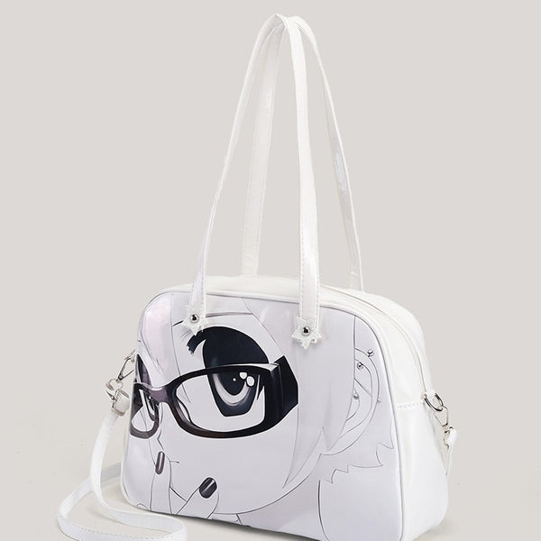 Strukturierte Tote-Bag in glänzendem Weiß mit schwarz-weißem Anime-Gesicht als Grafikprint, Reißverschluss oben und zwei Henkeln, Detailansicht