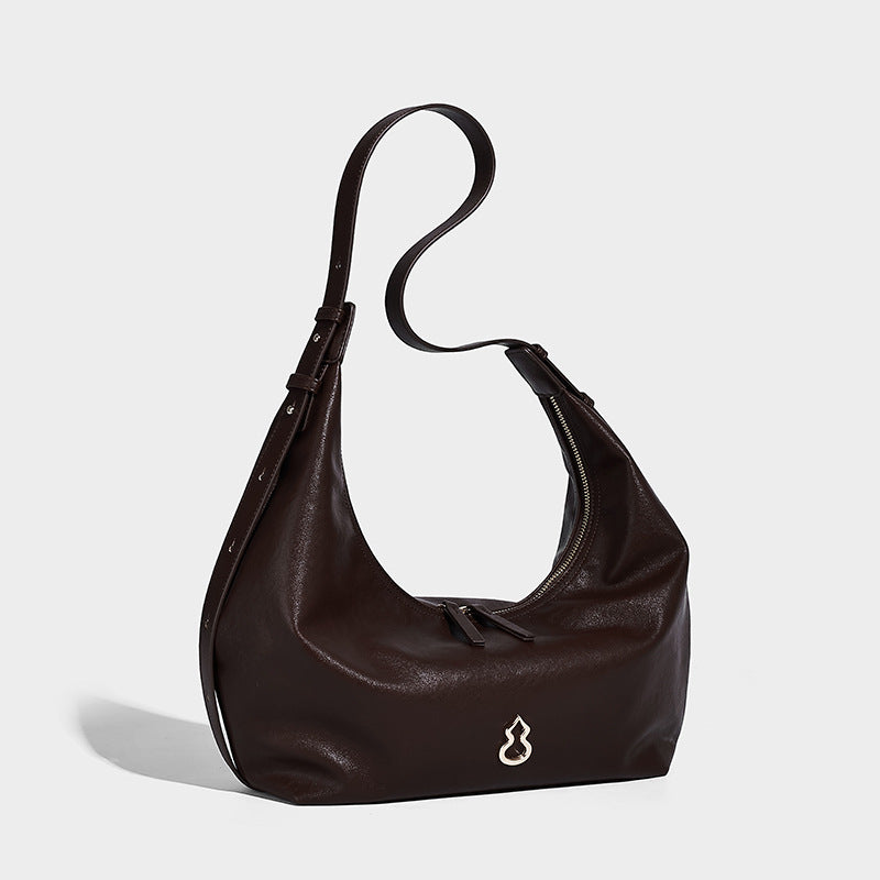 Weiche, sichelförmige Hobo-Schultertasche in dunkelbrauner glatter Lederoptik mit Logo-Anhänger in Goldoptik und verstellbarem Riemen