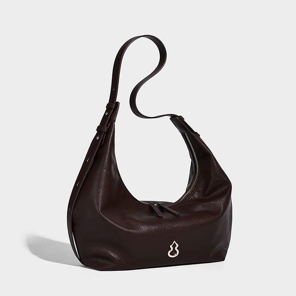 Weiche, sichelförmige Hobo-Schultertasche in dunkelbrauner glatter Lederoptik mit Logo-Anhänger in Goldoptik und verstellbarem Riemen
