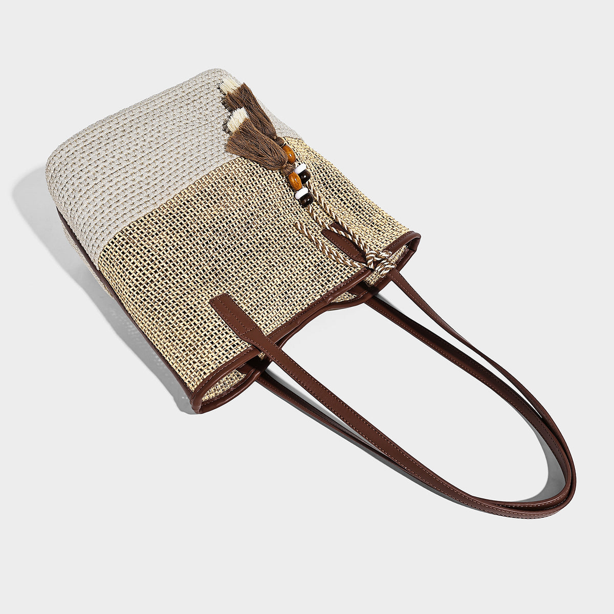 Zweifarbige gewebte Tote-Bag in Hellbraun und Creme mit Schulterriemen in brauner Lederoptik und Quastenanhänger mit Perlen, Detailansicht 4