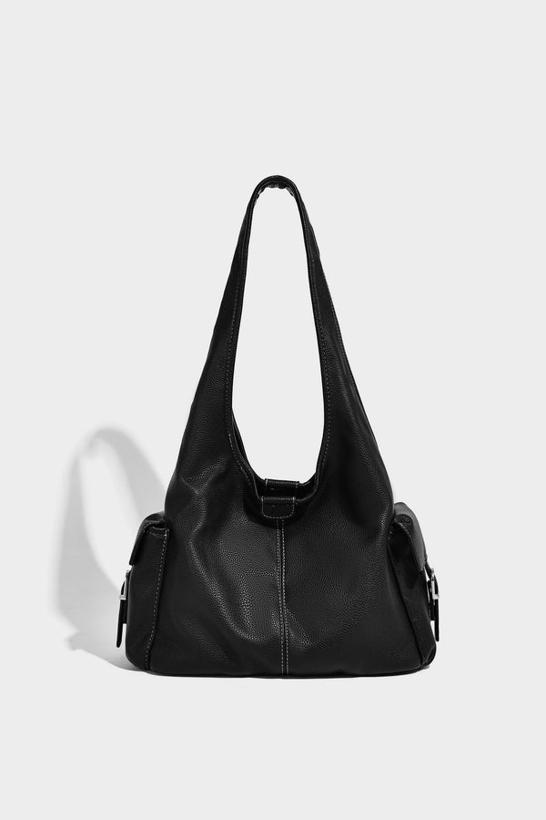 Große, lässig drapierte Hobo-Schultertasche in genarbter Lederoptik mit langem Schulterriemen und seitlicher Klappentasche mit Beschlägen, Detailansicht