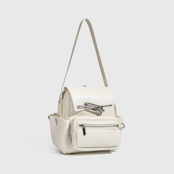 Kleiner strukturierter Rucksack aus Material in schwarzer Lederoptik mit Überschlag, Metallverschluss in Silberoptik, vorderem Reißverschlussfach und Ring
