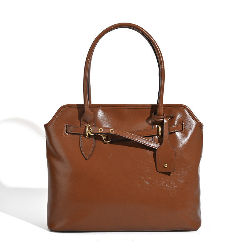 Strukturierte Tote-Tasche aus cognacbraunem Lederimitat mit dekorativem Riemen und goldfarbenen Beschlägen, Detailansicht 5