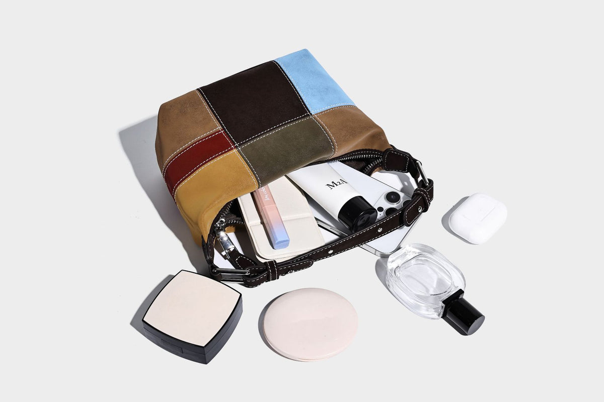 Kompakte Patchwork-Schultertasche mit geknotetem dunklem Henkel, mehrfarbigen Partien in Braun, Beige, Senfgelb, Oliv, Burgunderrot, Schwarz und