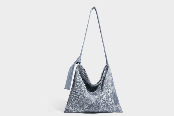 Weich fallende Hobo-Schultertasche aus Canvas mit botanischem Print, langem geknotetem Riemen und Reißverschluss oben, Detailansicht 29