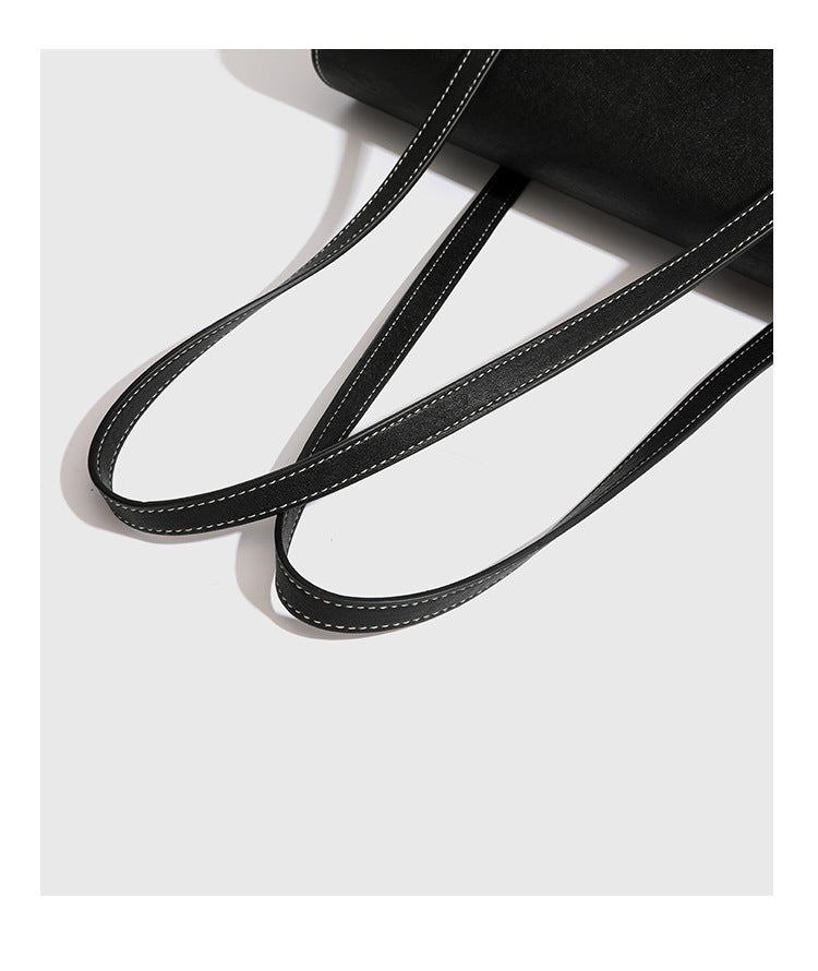 Strukturierte zweifarbige Schultertasche mit Klappe in schwarzer Lederoptik, cremefarbenem Körper mit Webstruktur, silberfarbenem Drehverschluss und doppeltem