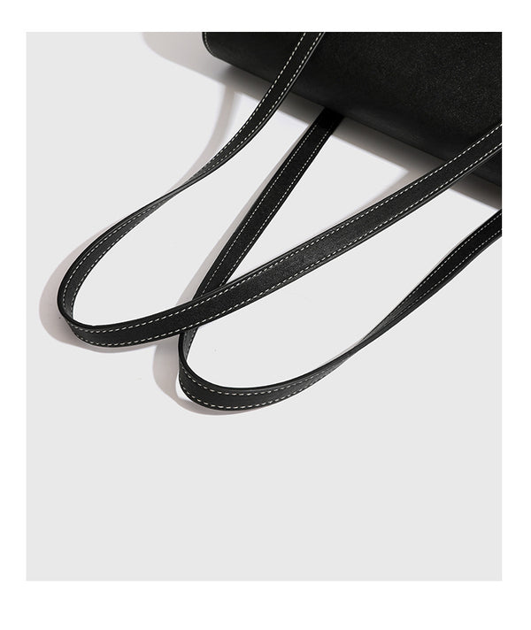 Strukturierte zweifarbige Schultertasche mit Klappe in schwarzer Lederoptik, cremefarbenem Körper mit Webstruktur, silberfarbenem Drehverschluss und doppeltem