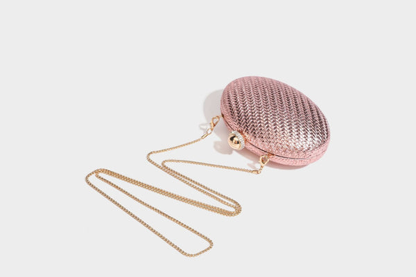 Kleine, ovale, metallisch gewebte Clutch mit juwelenbesetztem Bügelverschluss in Goldoptik und abnehmbarem Kettenriemen, Detailansicht 33