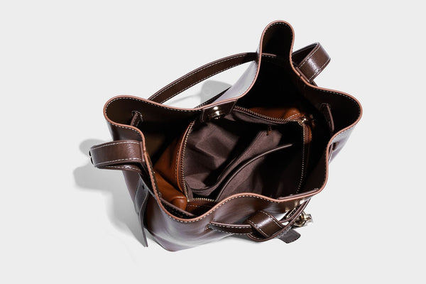 Glänzende Beuteltasche in Lederoptik mit Riemendetail mit Vorhängeschloss und verstellbarem langem Riemen, Detailansicht 29
