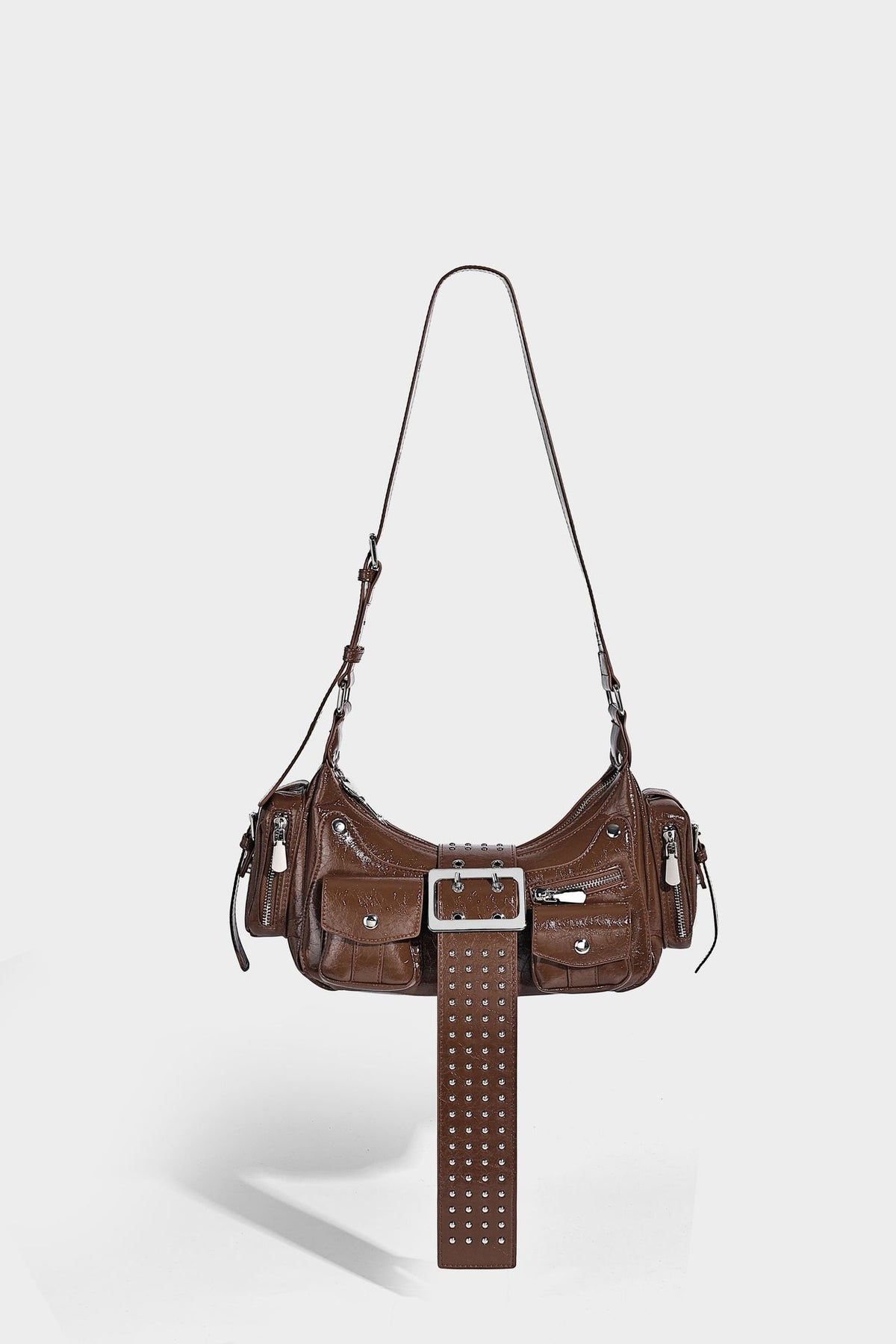 Halbmond-Schultertasche mit Nieten und Gürtelschnallen-Lasche, mehreren Vordertaschen und silberfarbenen Beschlägen, Detailansicht 30