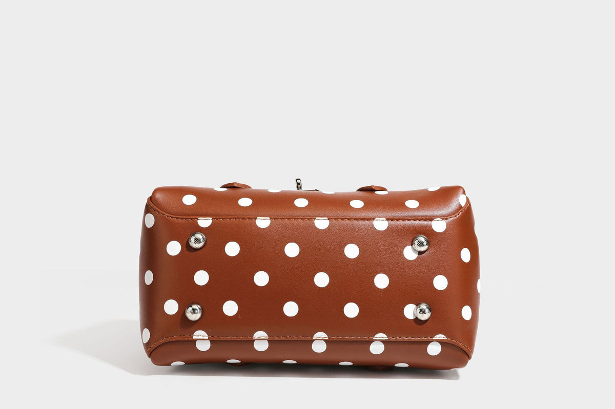 Kleine, strukturierte Mini-Henkeltasche mit Punktmuster, Sternanhänger, Schnallendetail auf der Vorderseite, zwei Henkeln und abnehmbarem