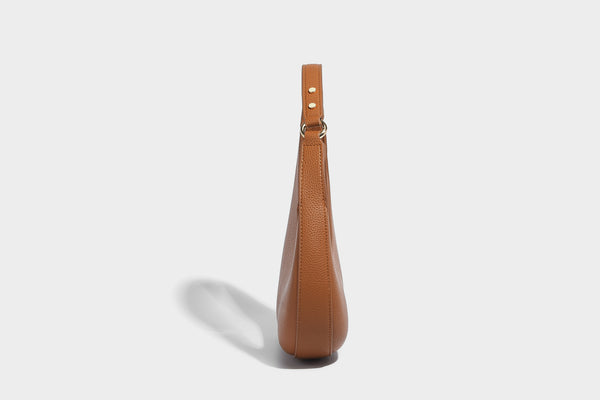 Halbmondförmige Hobo-Schultertasche in genarbter Lederoptik mit schmalem Riemen und goldfarbenen Reißverschlussdetails, Detailansicht