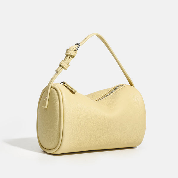 Kompakte Schultertasche in Lederoptik mit genarbter Struktur, Reißverschluss oben, geknotetem Tragegriff und verstellbarem Crossbody-Riemen, Detailansicht