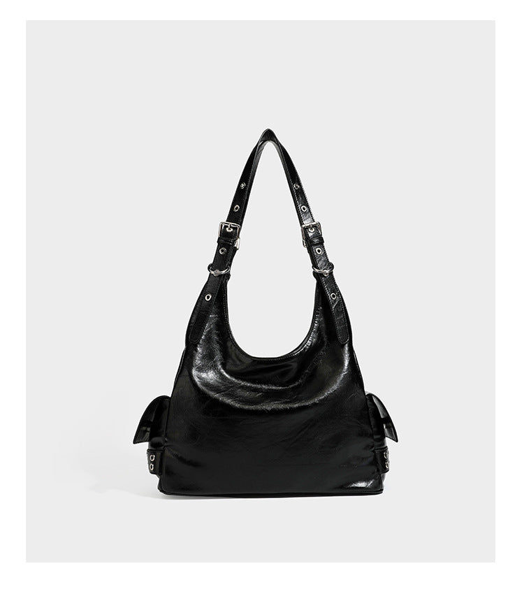 Große glänzende schwarze Hobo-Schultertasche mit silberfarbenem Ösen-Gürtelboden, Schnallenbeschlägen, vorderer Reißverschlusstasche und zwei …; Detailansicht