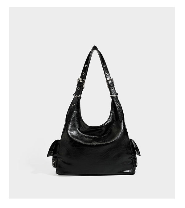 Große glänzende schwarze Hobo-Schultertasche mit silberfarbenem Ösen-Gürtelboden, Schnallenbeschlägen, vorderer Reißverschlusstasche und zwei …; Detailansicht