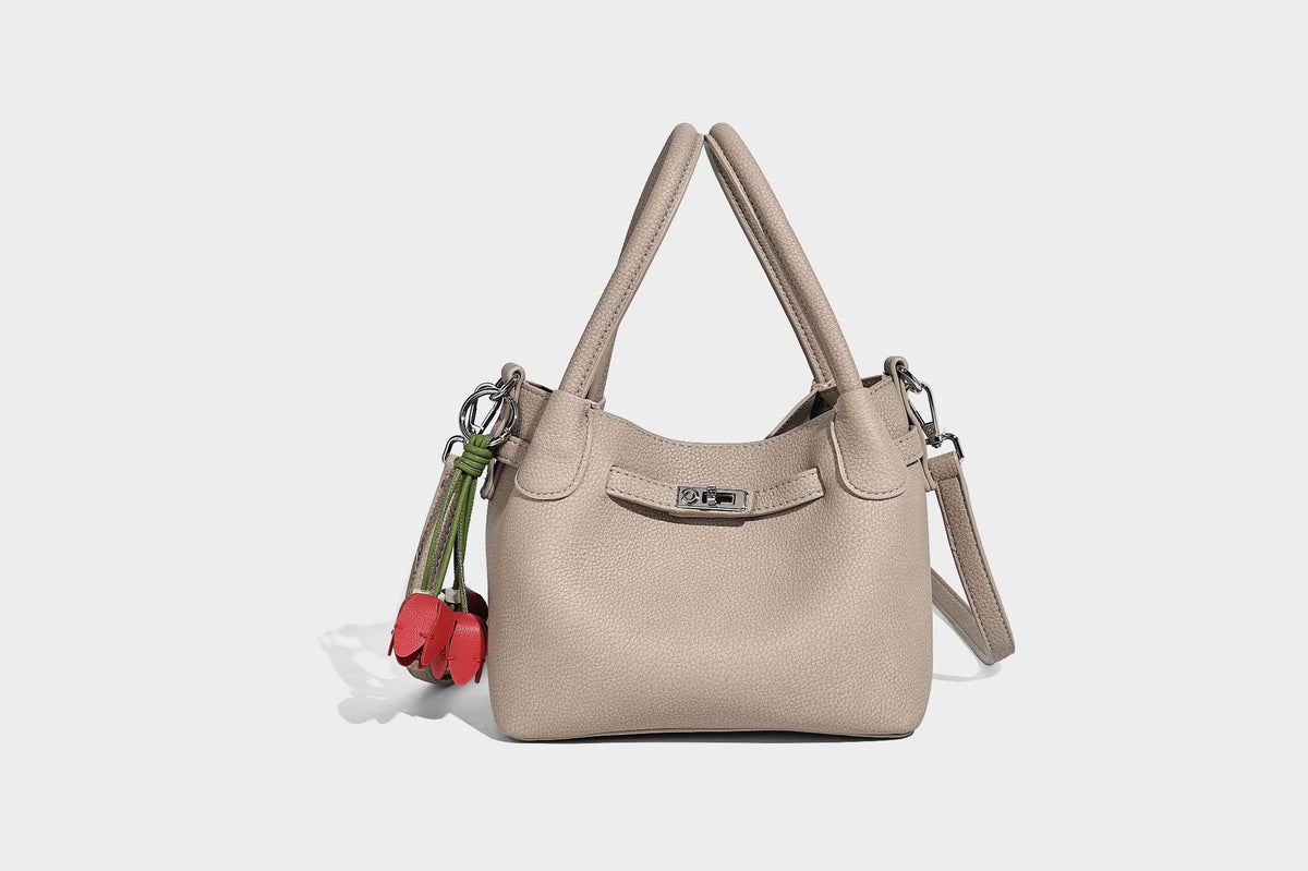 Kleine, strukturierte Tote-Bag mit genarbter Oberfläche, silberfarbenem Drehverschluss, zwei Tragegriffen, abnehmbarem Schulterriemen und