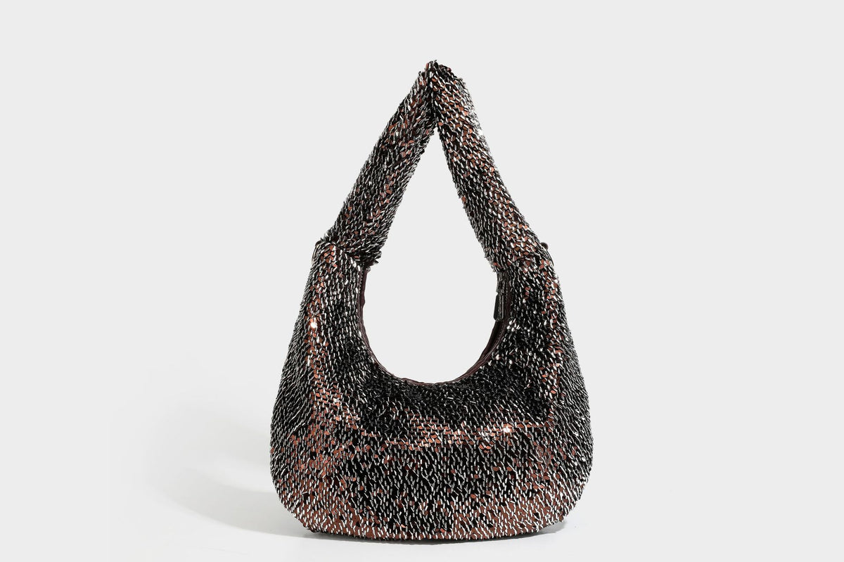 Lässig drapierte, tropfenförmige Hobo-Schultertasche mit durchgehendem Metallic-Paillettenbesatz und silberfarbenen Metalldetails, Detailansicht 28