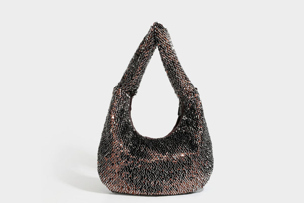 Lässig drapierte, tropfenförmige Hobo-Schultertasche mit durchgehendem Metallic-Paillettenbesatz und silberfarbenen Metalldetails, Detailansicht 28