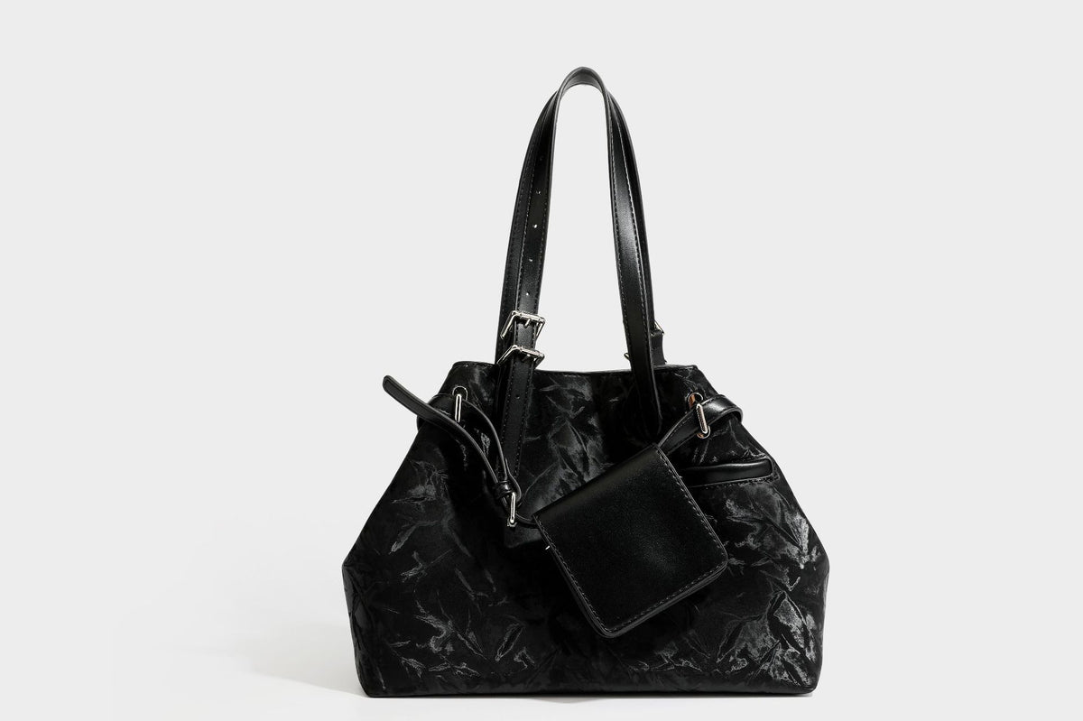 Glänzende, geknautschte Metallic-Tote-Bag mit zwei Tragegriffen oben, abnehmbarem Schulterriemen und abnehmbarer Mini-Reißverschlusstasche in Braun