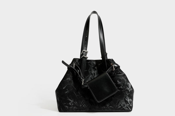 Glänzende, geknautschte Metallic-Tote-Bag mit zwei Tragegriffen oben, abnehmbarem Schulterriemen und abnehmbarer Mini-Reißverschlusstasche in Braun