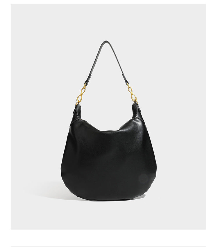 Lässige halbmondförmige Hobo-Schultertasche in Dunkelbraun mit goldfarbenem Ring und Kettenglied-Beschlägen sowie Reißverschluss oben, Detailansicht