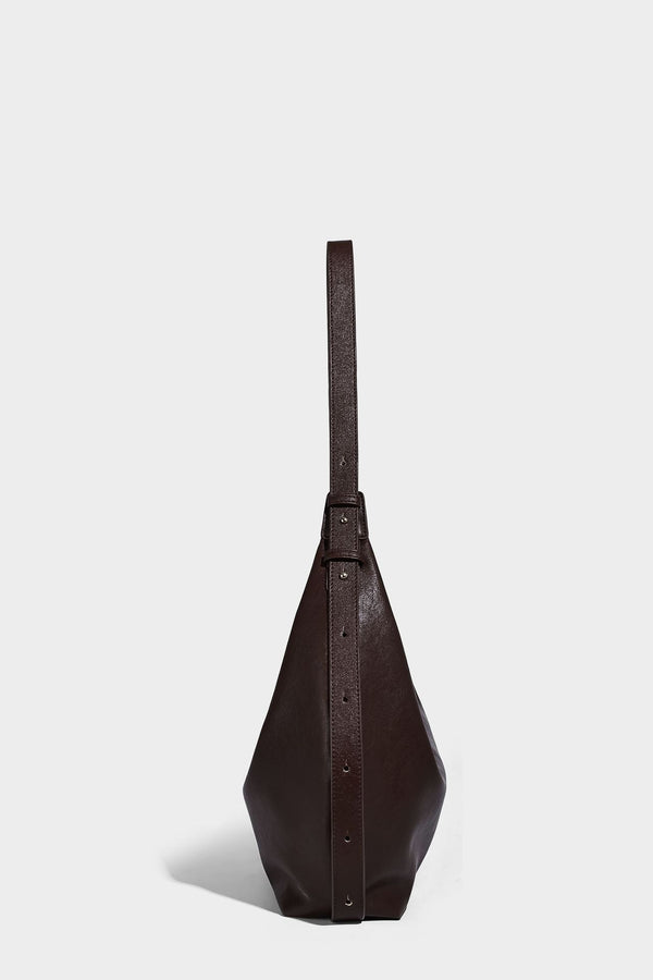 Lässig fallende, sichelförmige Hobo-Schultertasche in glatter dunkelbrauner Lederoptik mit Logo-Anhänger in Goldoptik und verstellbarem Schulterriemen