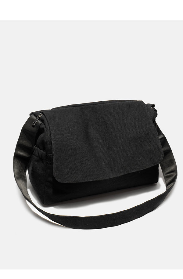 Große schwarze Messenger-Tasche aus mattem Canvas mit Überschlag vorn, Reißverschluss oben, elastischen Seitentaschen und verstellbarem silberfarbenem