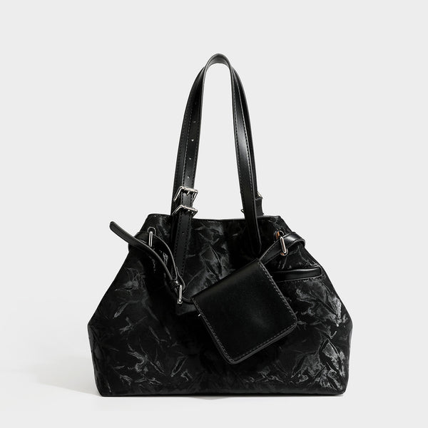 Glänzende, geknautschte Tote-Bag im Metallic-Look mit zwei Tragegriffen, abnehmbarem Schulterriemen und abnehmbarer kleiner brauner Reißverschlusstasche