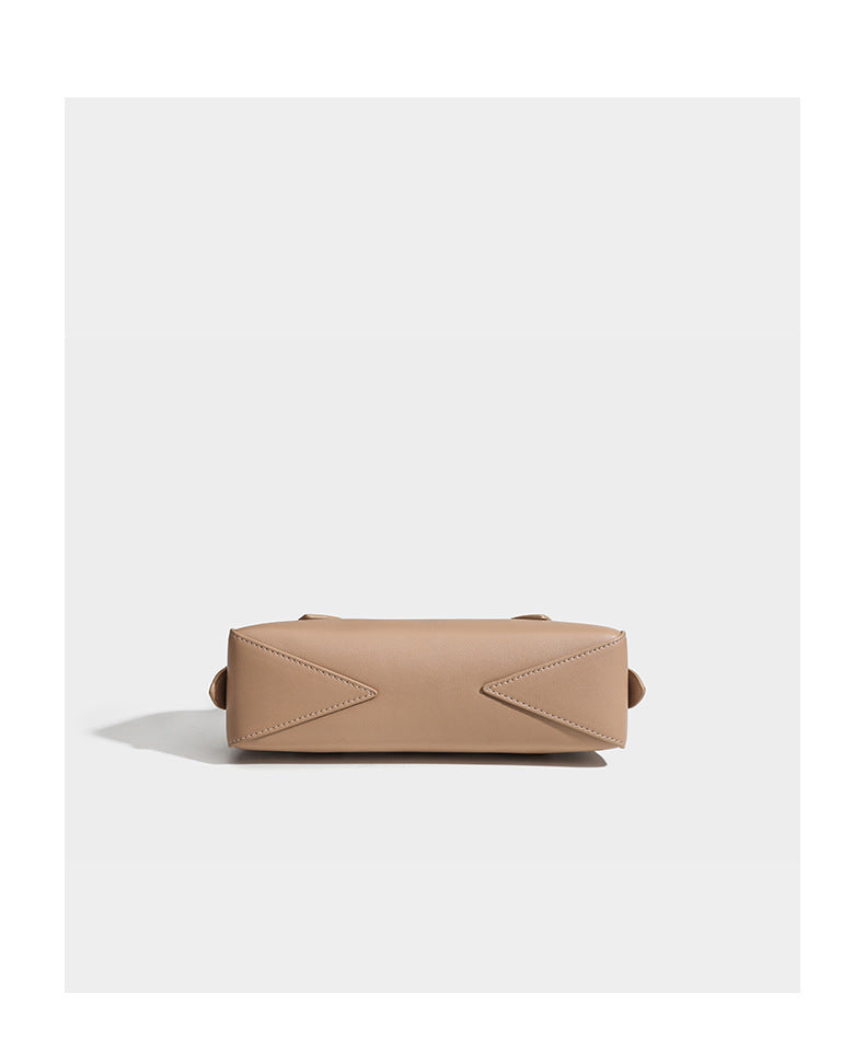Strukturierte Baguette-Schultertasche mit glatter, matter Oberfläche in Lederoptik, zwei langen Riemen und Reißverschluss an der Oberseite, Detailansicht