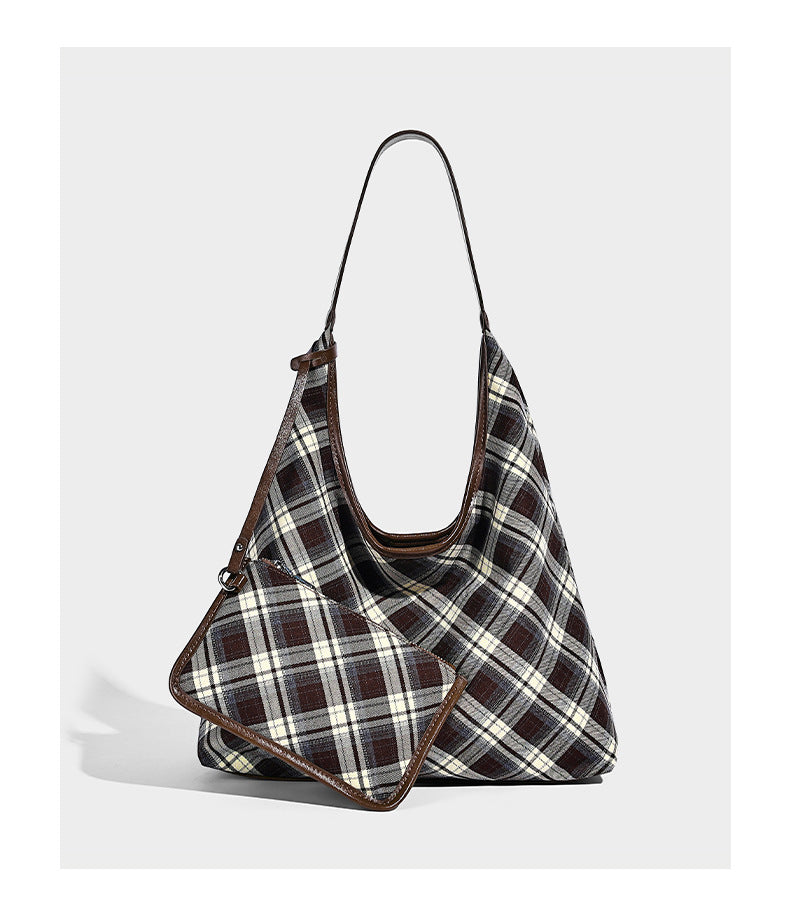 Lässige Hobo-Schultertasche in dunkelbraunem, cremefarbenem und grauem Karomuster mit dunkelbraunen Details in Lederoptik und einem langen Schulterriemen