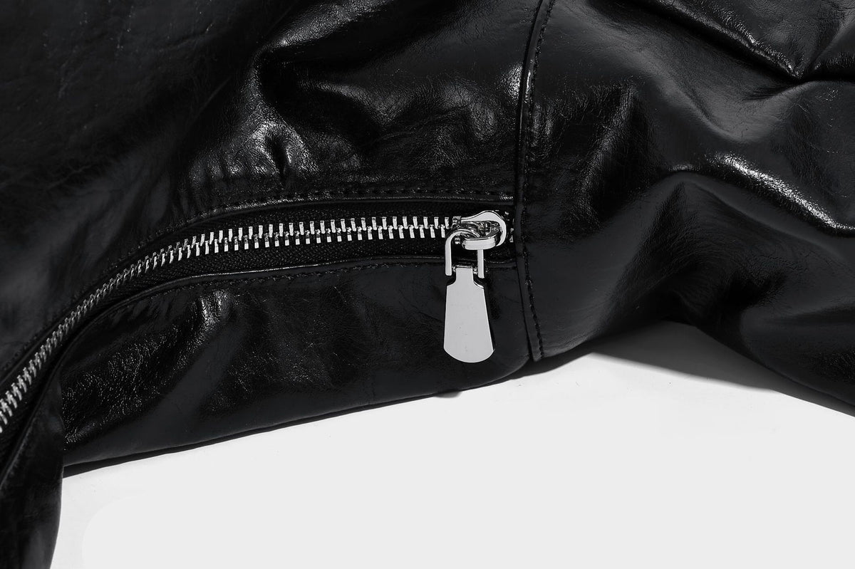Schwarze, glänzende, weich fallende, halbmondförmige Hobo-Bag mit breitem integriertem Schulterriemen und silberfarbenem Reißverschluss, Detailansicht 21