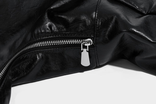 Schwarze, glänzende, weich fallende, halbmondförmige Hobo-Bag mit breitem integriertem Schulterriemen und silberfarbenem Reißverschluss, Detailansicht 21