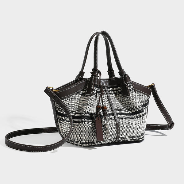 Trapezförmige Tote-Bag in Schwarz und Weiß mit dunklem Besatz in Lederoptik, weißen Kontrastnähten und zwei oberen Tragegriffen, Detail
