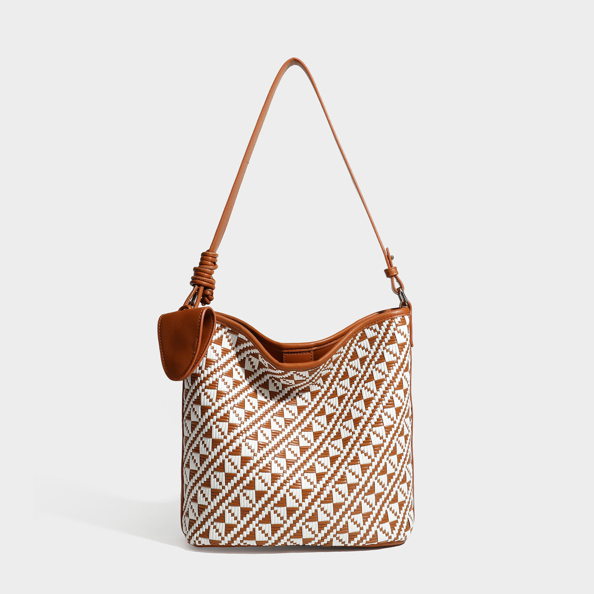 Gewebte Schultertasche mit geometrischem Ethno-Muster, dunkelbraunem Kunstlederbesatz, langem verstellbarem Trageriemen und kleinem hängendem Reißverschluss